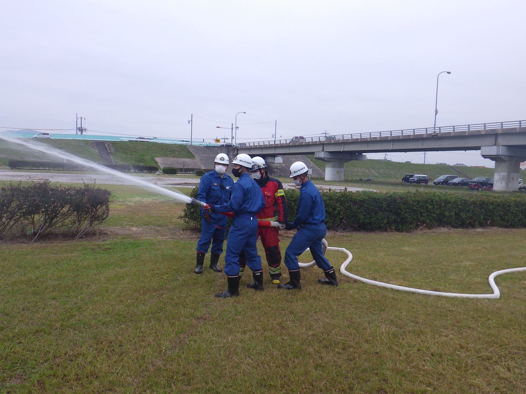 消防職員と消防団員が協力して放水しています。