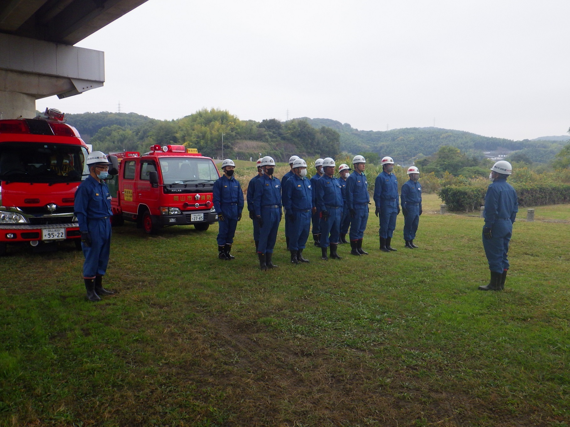 訓練終了後、消防団員が整列しています。