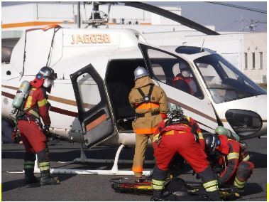 要救助者をヘリコプターから救出している画像