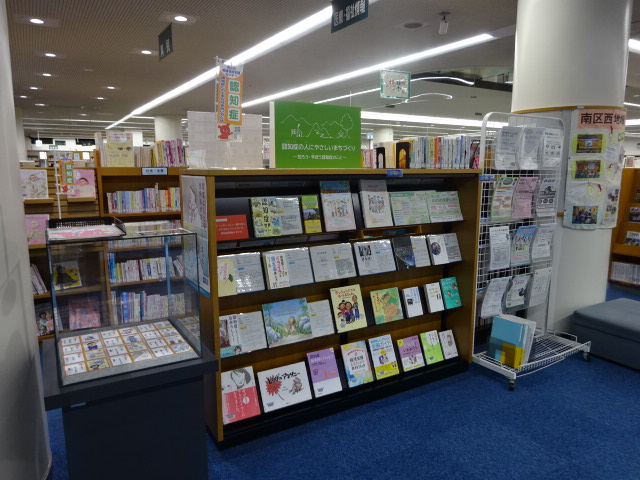図書館の棚の様子