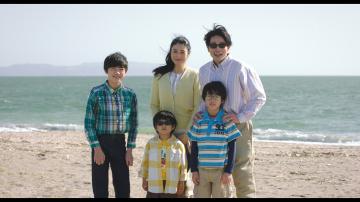 海辺での家族の写真