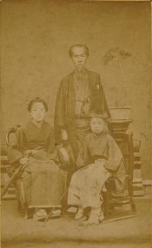 明治13年の木畑道夫とその子どもたちの写真の画像