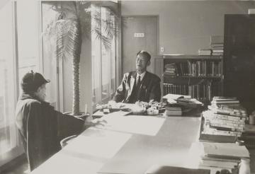 岡山市立図書館の館長室で談話する渡辺知水（左）と吉岡三平（右）の画像