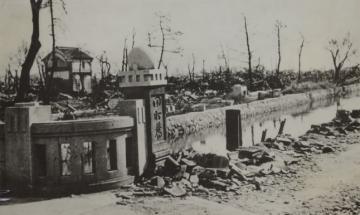 西川にかかる田町橋の付近の、岡山空襲後の写真の画像
