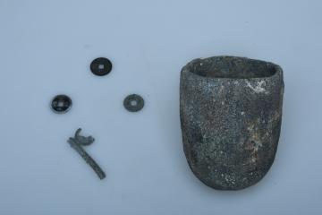 写真左には枝についたままの貨銭、右に坩堝