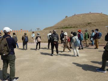 千足古墳の前で説明を聞く参加者