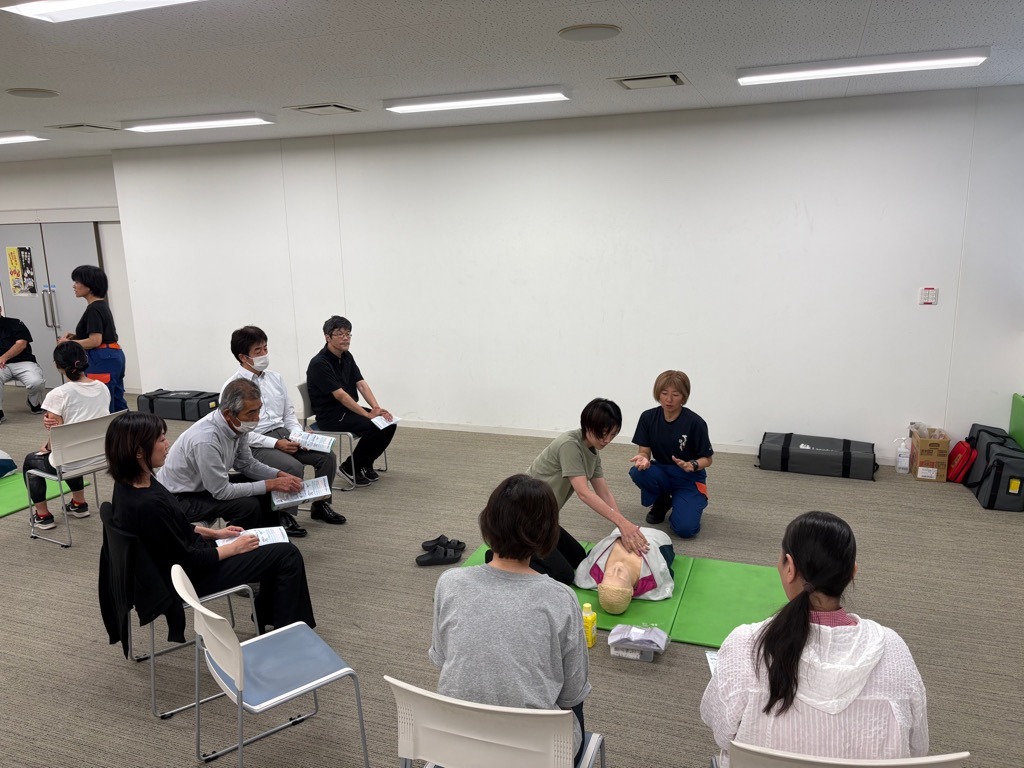 胸骨圧迫の実技を行う受講者の画像