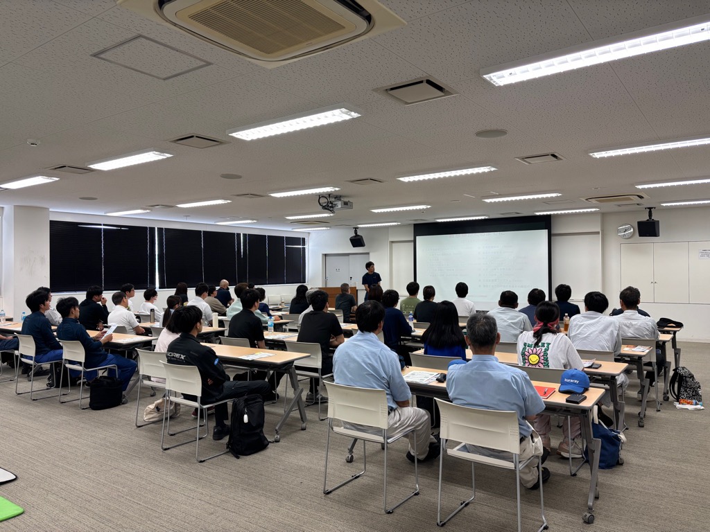 指導者の話を熱心に聞く受講者の画像