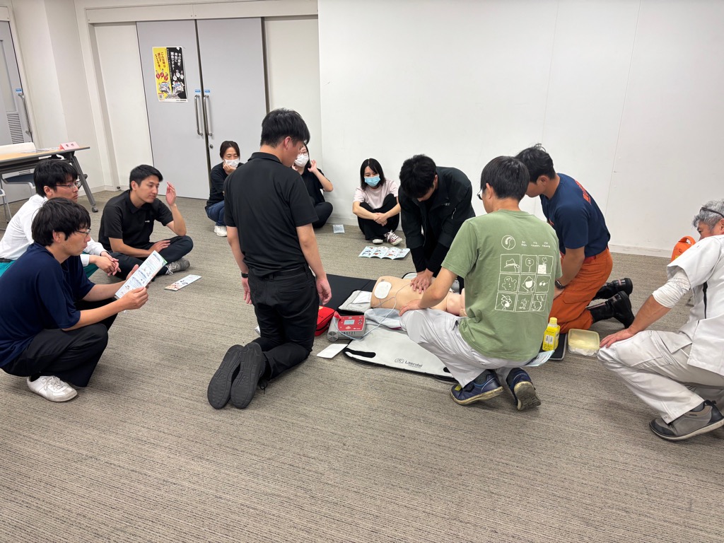 各グループに分かれて実技をしていますのが画像