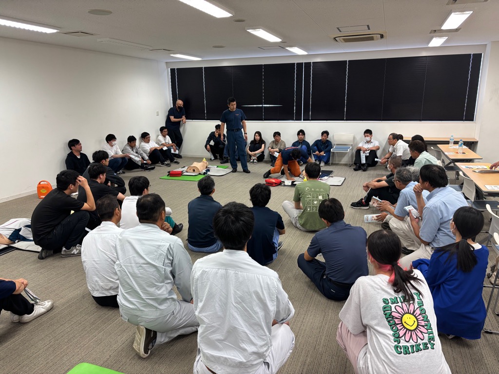 各グループに分かれて手技を確認していますの画像