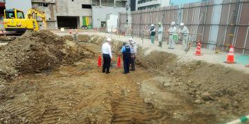 焼夷弾が出土し、警察が立ち会う