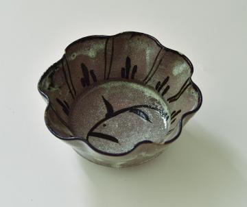 口縁部が花弁のように広がる陶器の写真