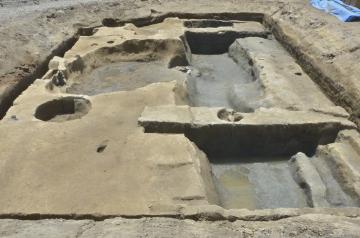 写真の手前から奥へと濠が伸びる