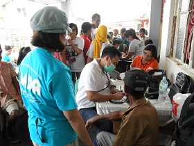 2013年に発生したフィリピン台風30号の被災地で、医療活動を行うAMDA医療チーム