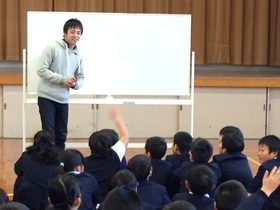 講師・田上豊氏と平津小学校4年生の写真