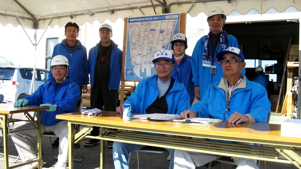 小田代表と連合自主防災会役員の方々の写真