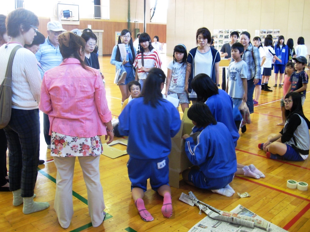 中学生による簡易トイレづくり講習の写真