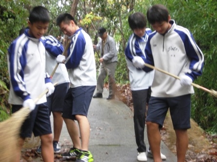 清掃をする学生たち