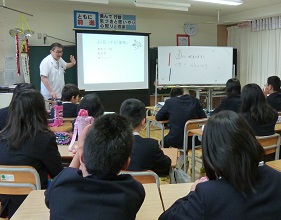 小学校で行った健康教室の写真