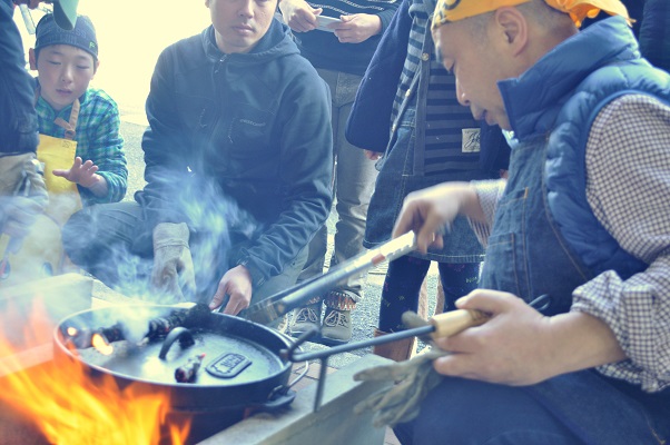 ダッチオーブンでおやきを焼いている様子