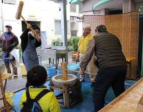 餅つきの様子