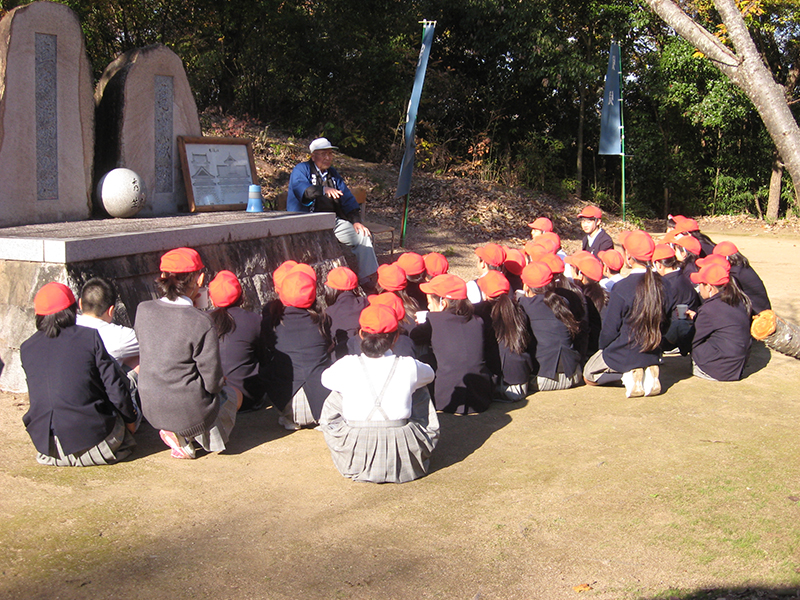 話を聞く小学生たち