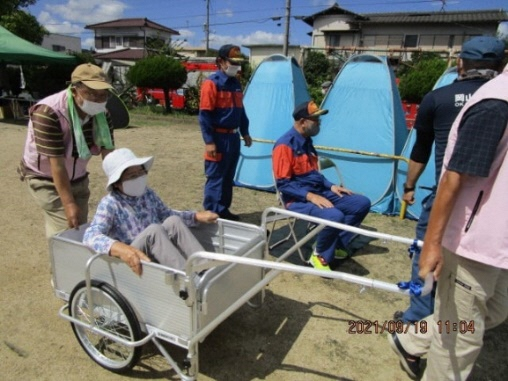 リヤカーを使った搬送訓練の様子