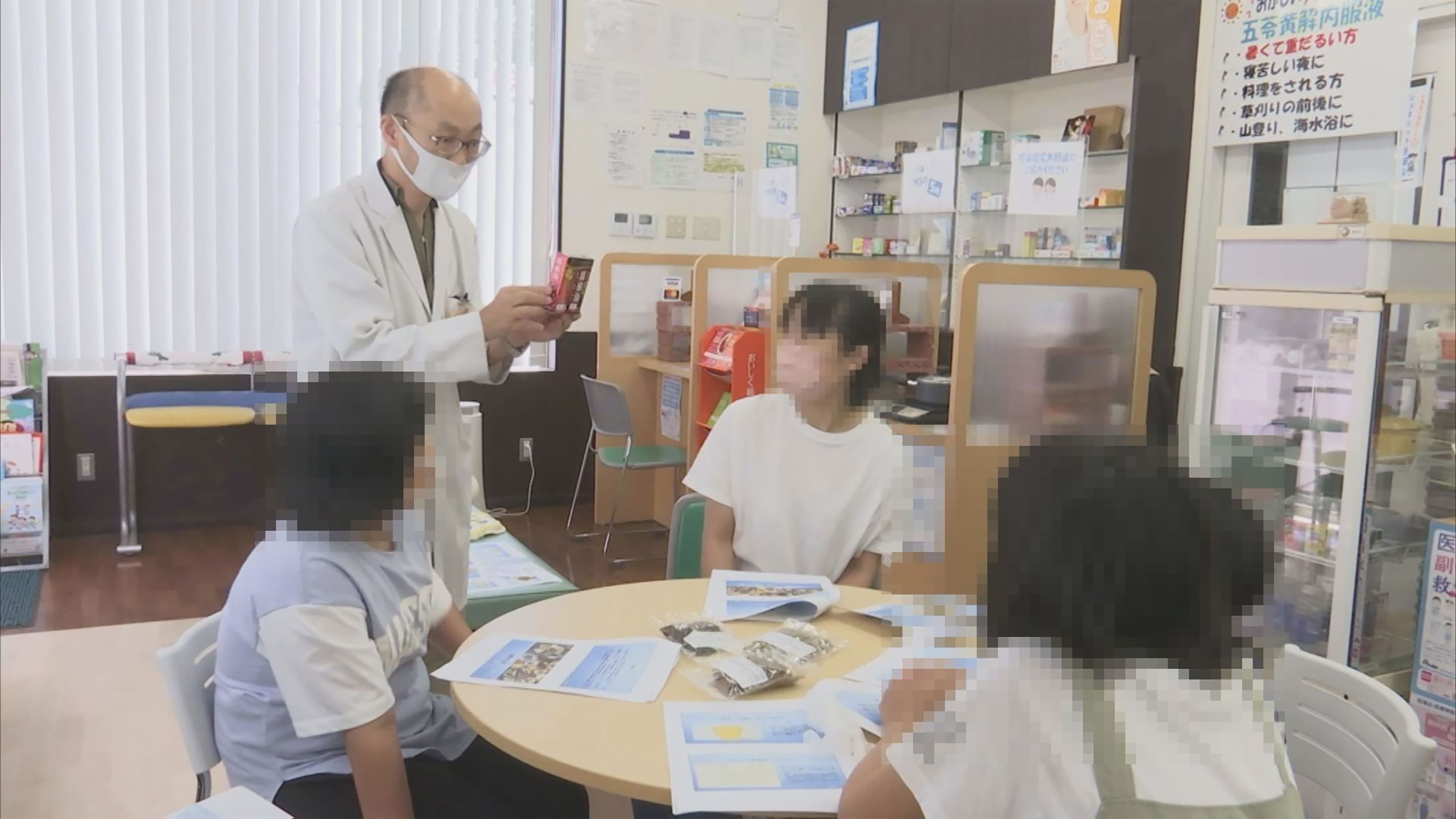 クラフトコーラづくりの説明を聞いている写真