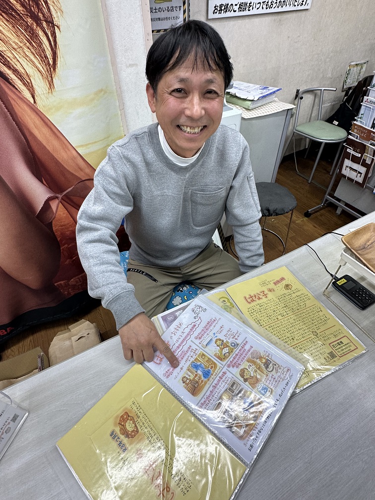 手作りの啓発チラシを見せている様子