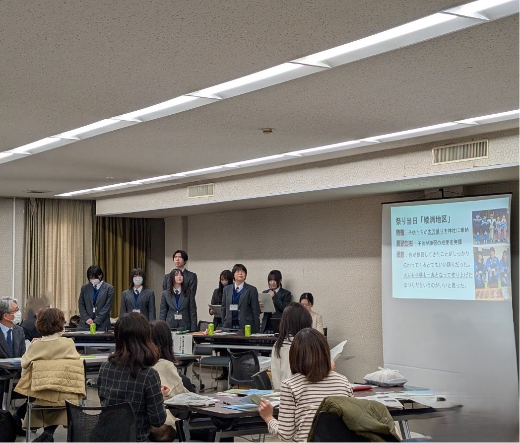 生徒が発表している様子