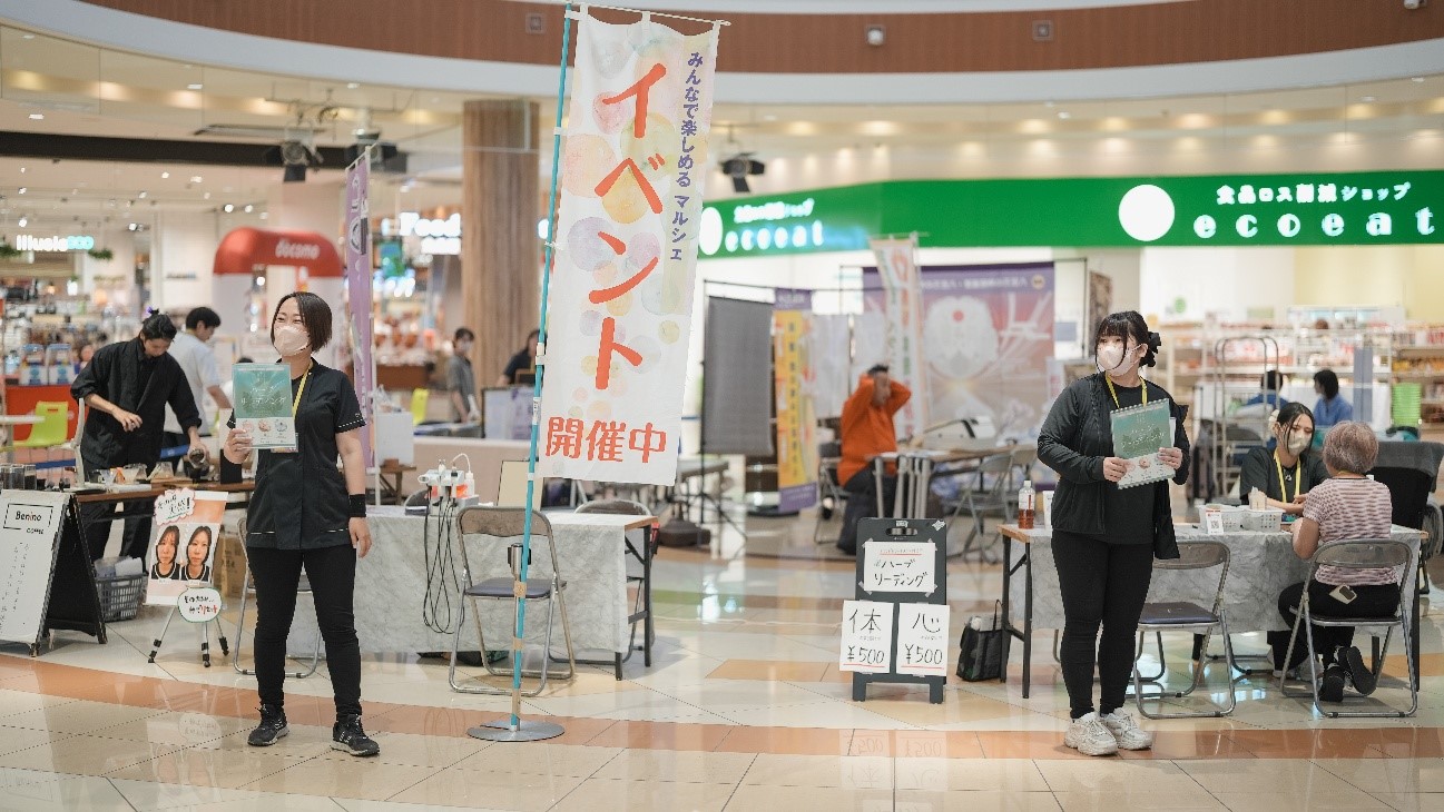 イベント会場の様子(呼び込みをするメンバー)