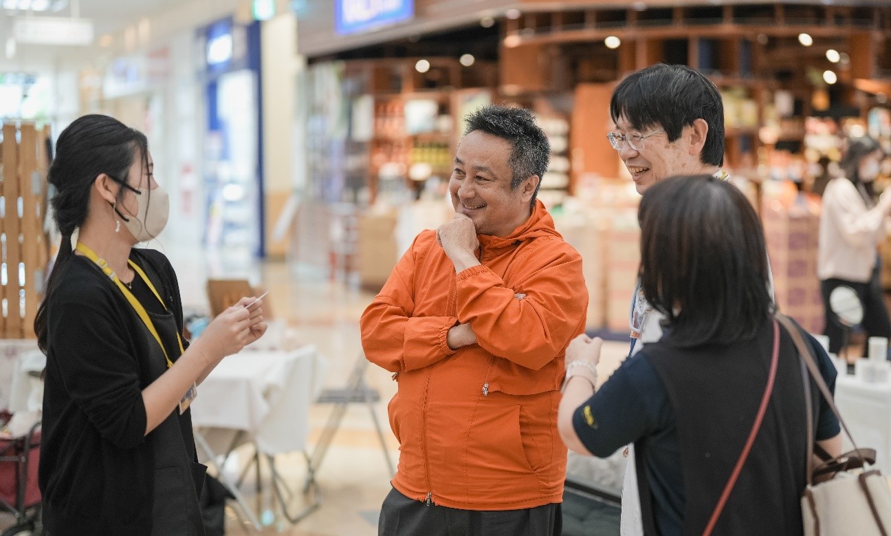 イベント会場での渡邊理事長とメンバー(渡邊理事長とメンバーの写真)