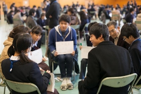 輪になって話し合う参加者の様子