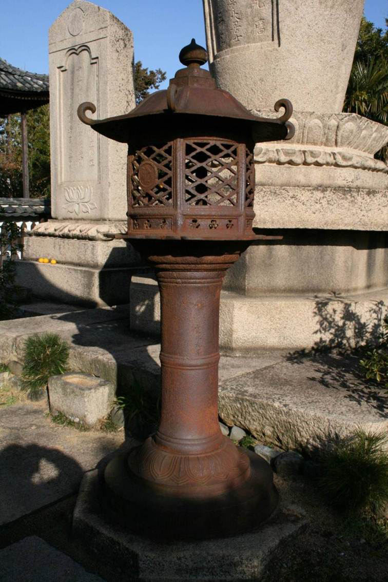 池田忠雄墓所鉄灯台の写真