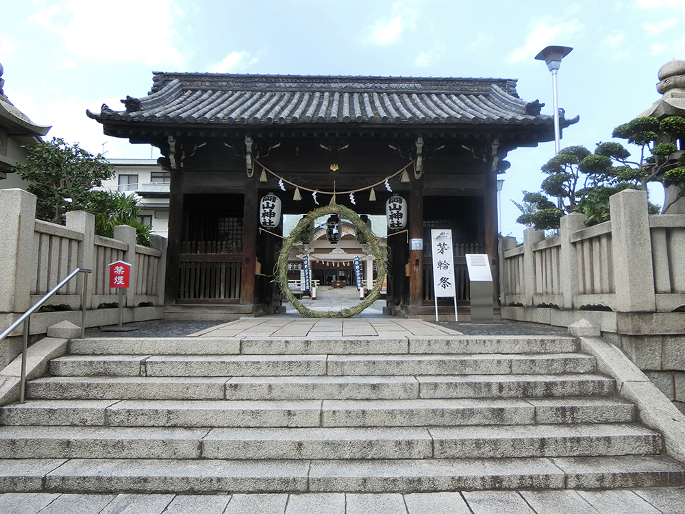 岡山神社随神門の写真