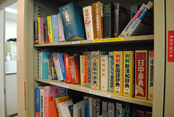 外国語書籍の置かれた本棚