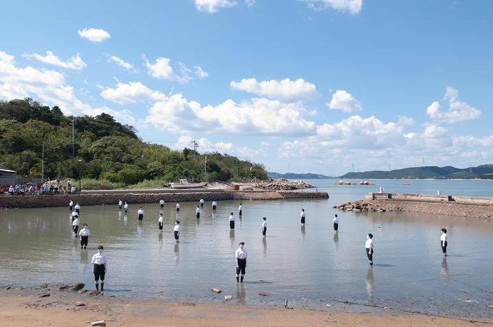 犬島の魅力を生かした維新派公演『風景画』の写真