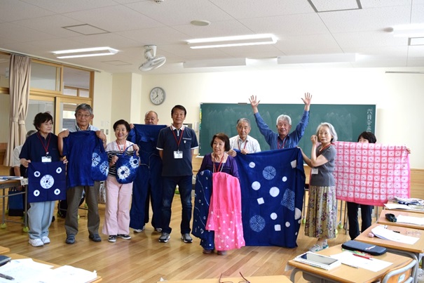 シニアスクール生徒のみなさん（岡輝中学校）／美術の授業で制作した染め物とともに