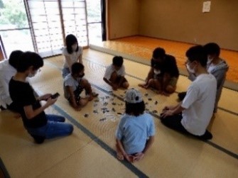 かるたで遊ぶ子供たちの様子