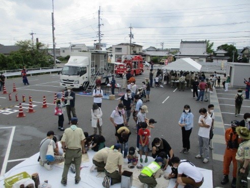 起震車での体験や火起こし体験の様子