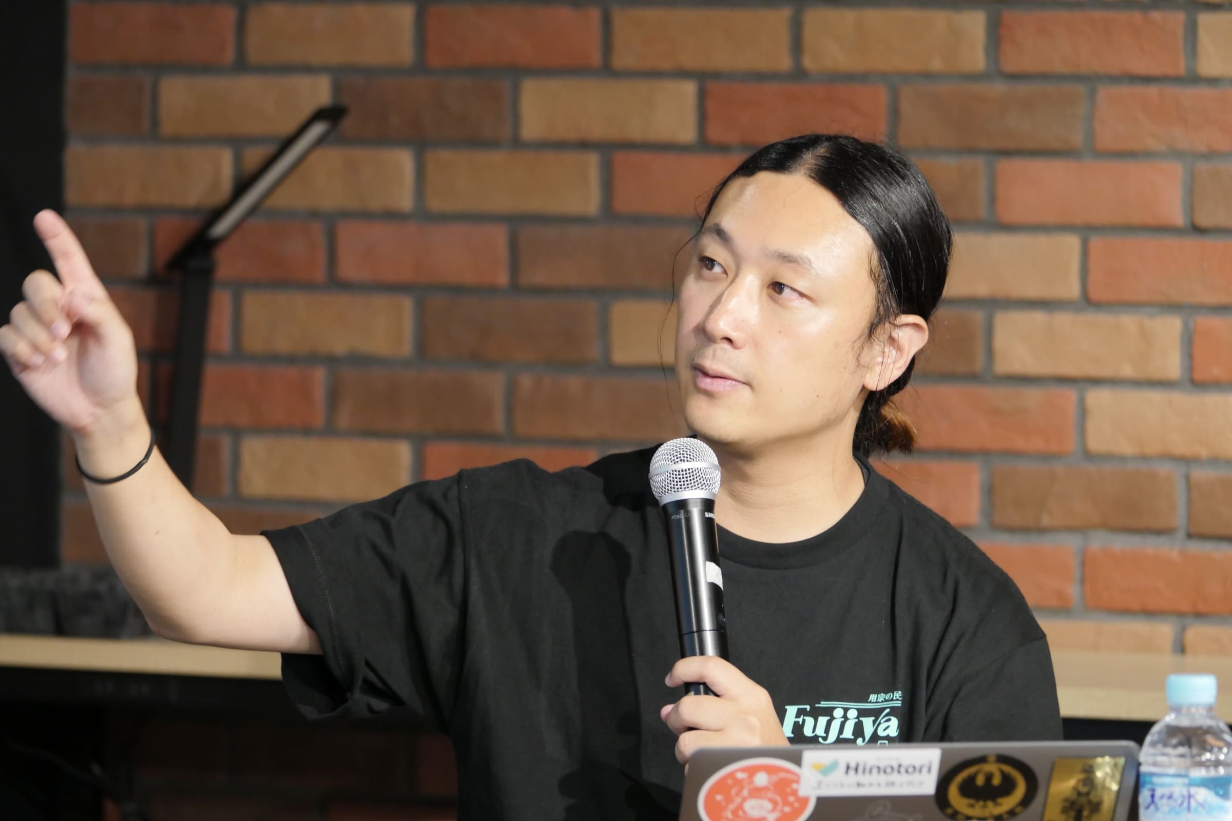 説明をしている桜井貴斗氏の写真