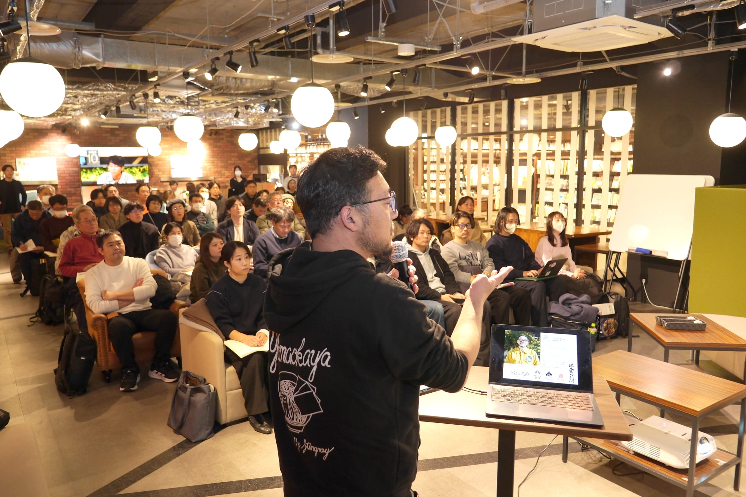 壇上に立つ大熊充氏の写真