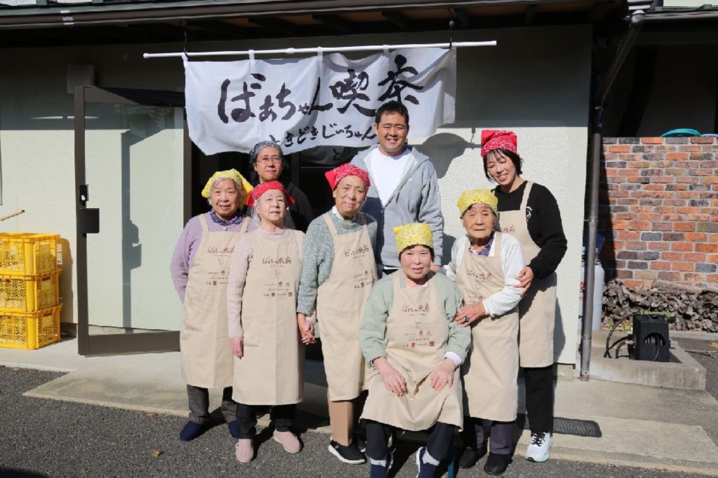 ばあちゃん喫茶の店舗の前にいる複数のおばあちゃん