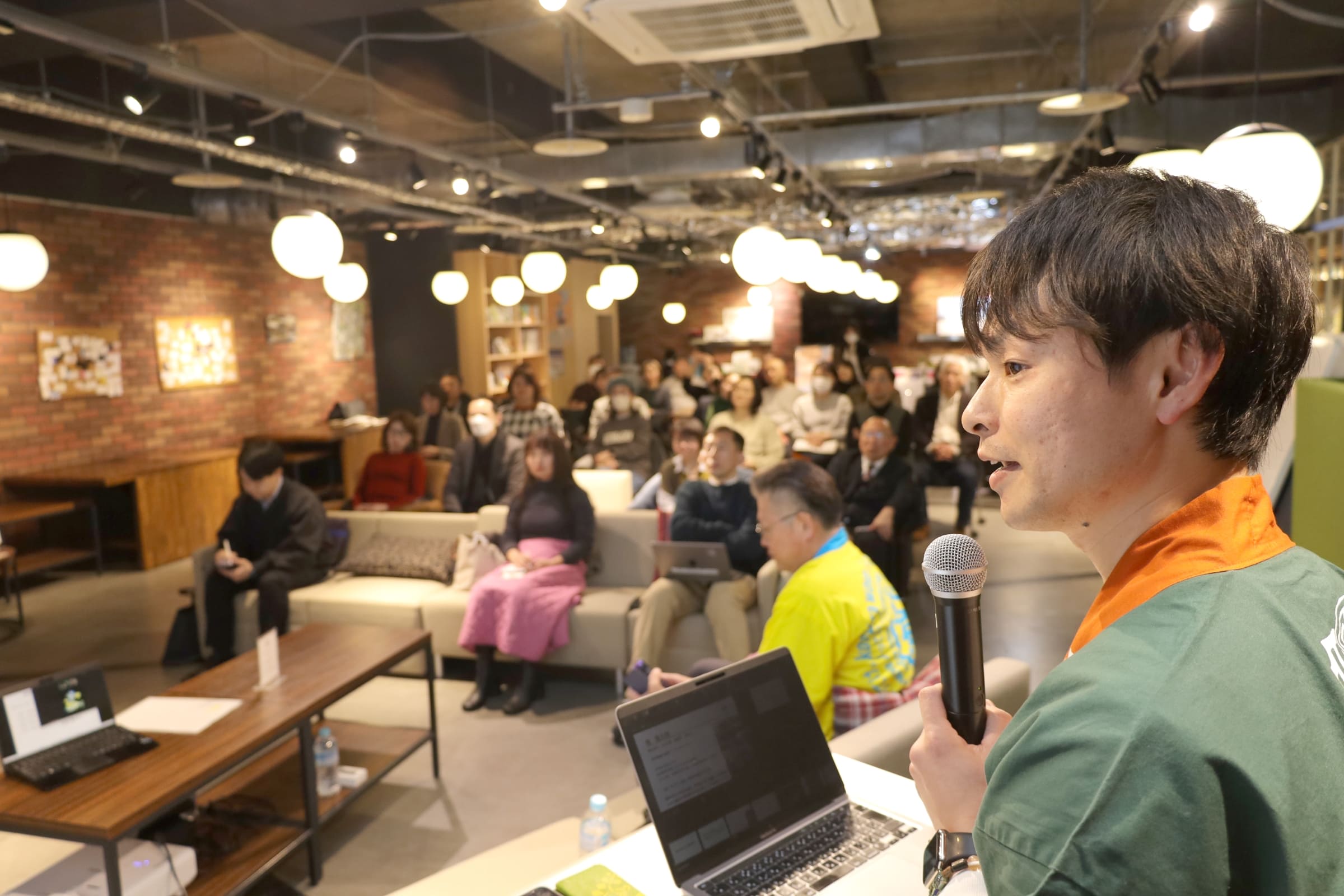 講演を行う池龍太郎氏の写真