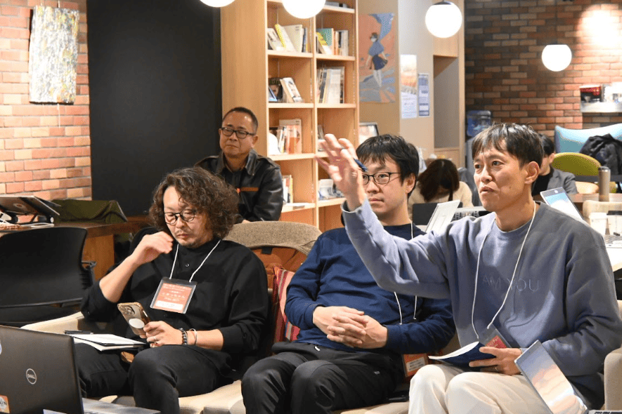 手を挙げる参加者の写真