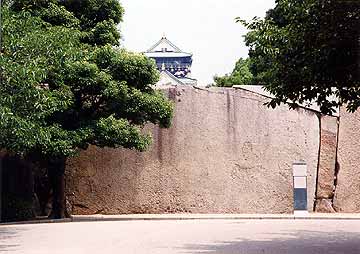 大阪城の石垣「徳川の権力を誇示」