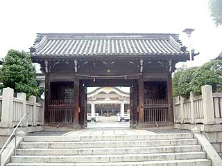 写真: 岡山神社随神門(おかやまじんじゃずいしんもん)