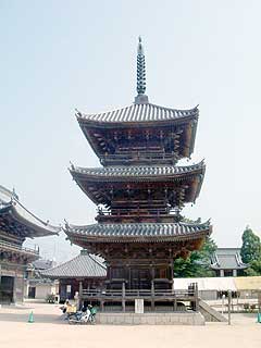 写真: 西大寺 三重塔