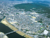 住宅地と操山の写真