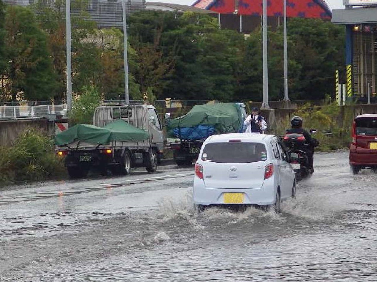 大雨によって冠水した道路の様子